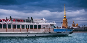 在 Chaika 号汽船上乘坐高级游轮 "Divodnye Mosti"，与其他客人同桌就餐