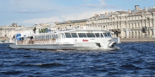 在 Chaika 船上享用晚餐 ECO Cruise，座位在船舱中央