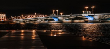 夜游蓝桥升起桥梁
