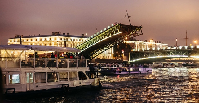 Мосты повисли над Невой