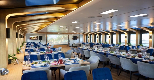 在 Chaika 船上享用晚餐 ECO Cruise，座位在船舱中央