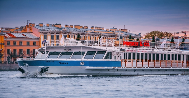 Premium cruise "Dinner at sunset" table by the window for up to 6 guests