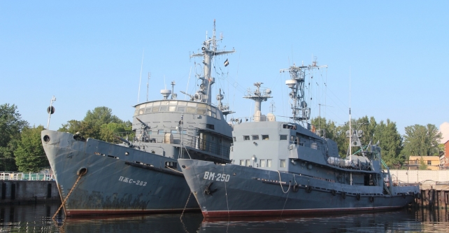 Парад военных кораблей от причалов  Адмиралтейство и Кунсткамера
