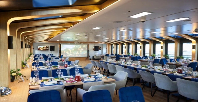 Premium cruise "Dinner at sunset" table by the window for up to 6 guests