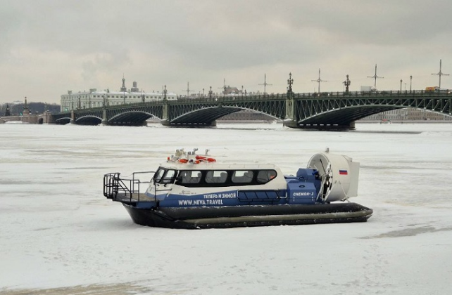В Петербурге запустили прогулки по льду Невы