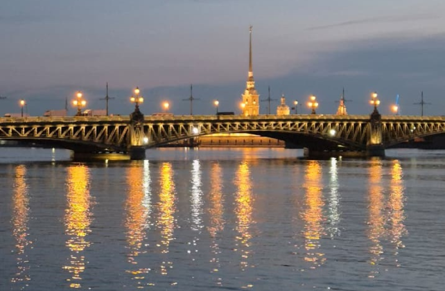 Навигация в Петербурге продолжается