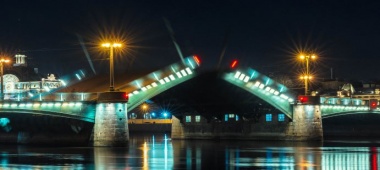 The bridges drawn above the Neva