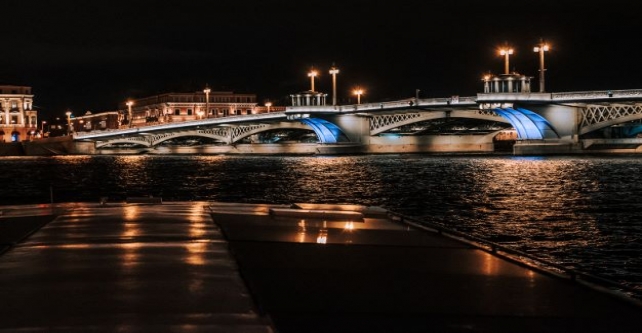 The bridges drawn above the Neva
