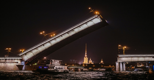 The magic of Saint Petersburg at night at Trinity bridge