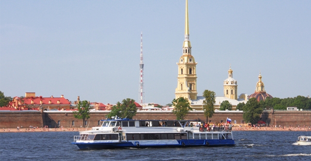 Рейс на двухпалубном теплоходе из Петергофа в Петербург